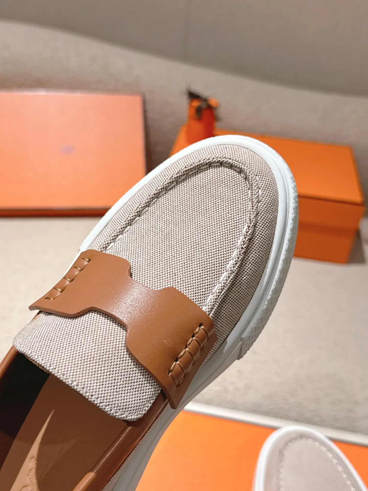 Men's men's shoes P620! Hermes# Thick Sole Couple Loafers These lace-up free sneakers in calfskin and washed denim feature signature "H" details. The design is simple and smooth, creating a fashionable urban look. It is comfortable and versatile. H family classics are not outdated, and the delivery counter is beautifully packaged🛍📦 Fabric: Original customized washed denim/first-layer cowhide Lining: Imported soft sheepskin Sole: Original open-molded anti-slip TPU material Size: 35-45